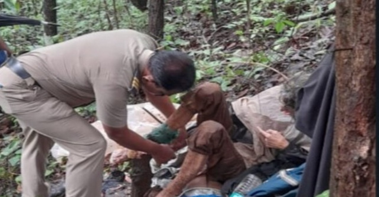 পকেটে মার্কিন পাসপোর্ট, মহারাষ্ট্রের জঙ্গল থেকে উদ্ধার গাছের সঙ্গে পা চেন দিয়ে বাঁধা মহিলা