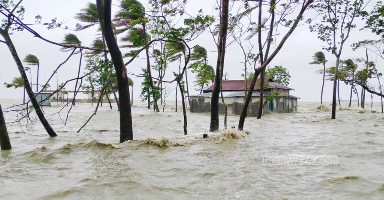 রেমাল তান্ডবে লণ্ডভণ্ড ওপার বাংলা, ১ শিশু ও ১ মহিলা-সহ মৃত ১০