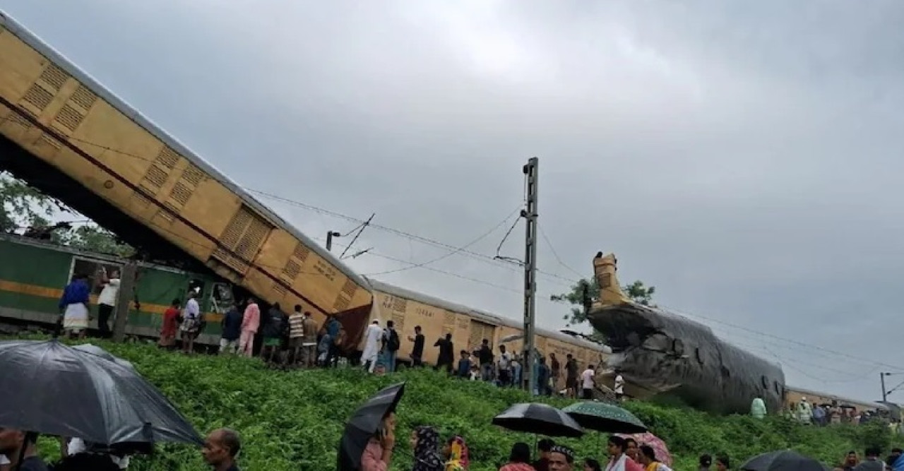 ঈদ পালন পরে, আগে উদ্ধারকাজে হাত লাগান’, মসজিদের নির্দেশ পেয়ে কুরবানি বন্ধ রেখে ঝাঁপিয়ে পড়ল মুসলিম অধ্যুষিত  নির্মলজোত গ্রাম