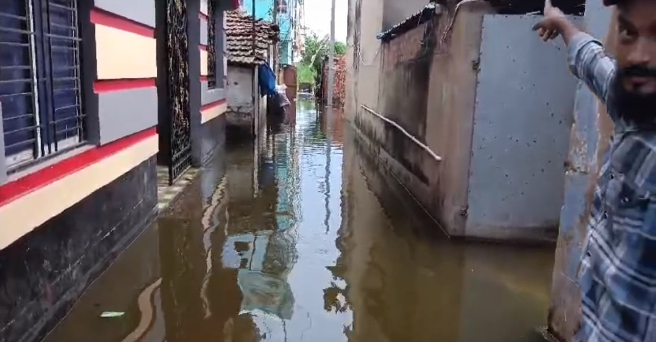 জমা জলের সমস্যায় বীতশ্রদ্ধ হাওড়ার চামরাইল গ্রাম পঞ্চায়েতের মানুষ