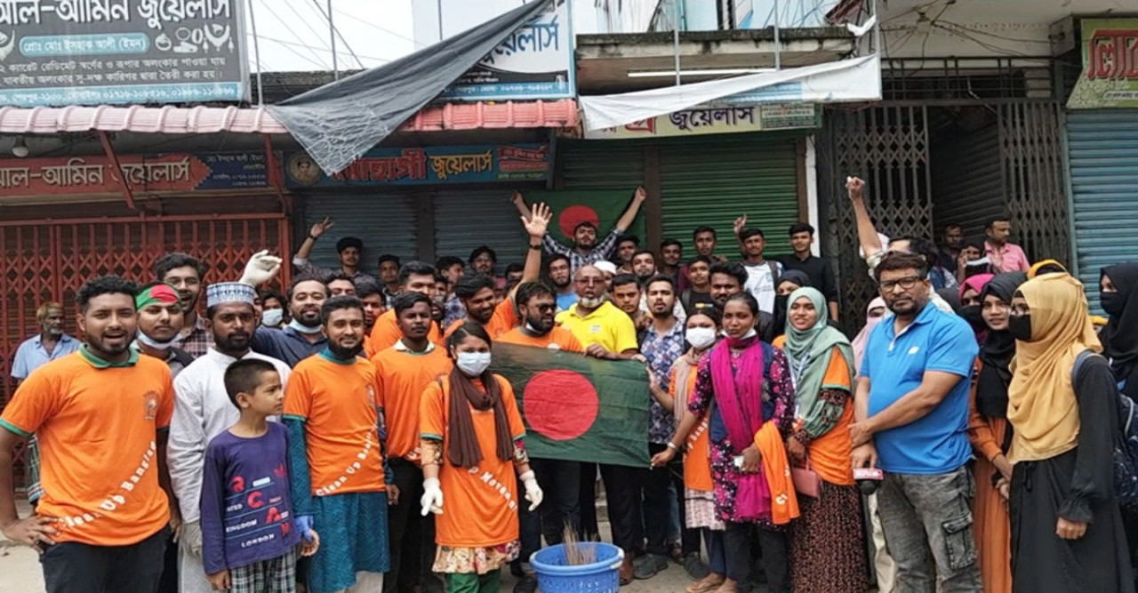 ট্রাফিক নিয়ন্ত্রণ, রাস্তা পরিষ্কার ও দেয়াল লিখন মুছছে শিক্ষার্থীরা: শান্ত হচ্ছে অশান্ত বাংলাদেশ