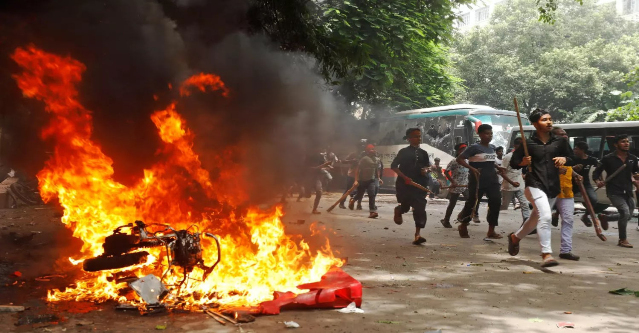 উত্তপ্ত বাংলাদেশ: জরুরি প্রয়োজন ছাড়া বাইরে না বেরোতে সর্তকবার্তা ভারতীয় হাইকমিশনের