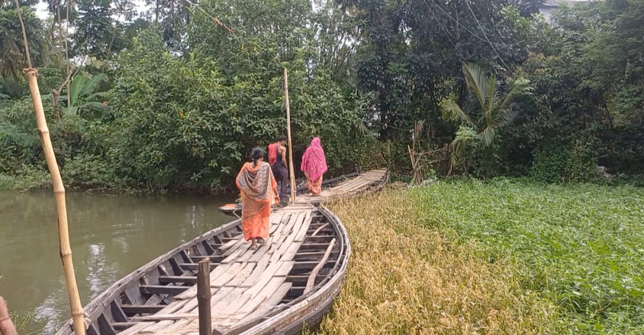 নৌকা আছে,মাঝি নেই,তবে পারাপারের ভাড়া এক টাকা সুন্দরবনে