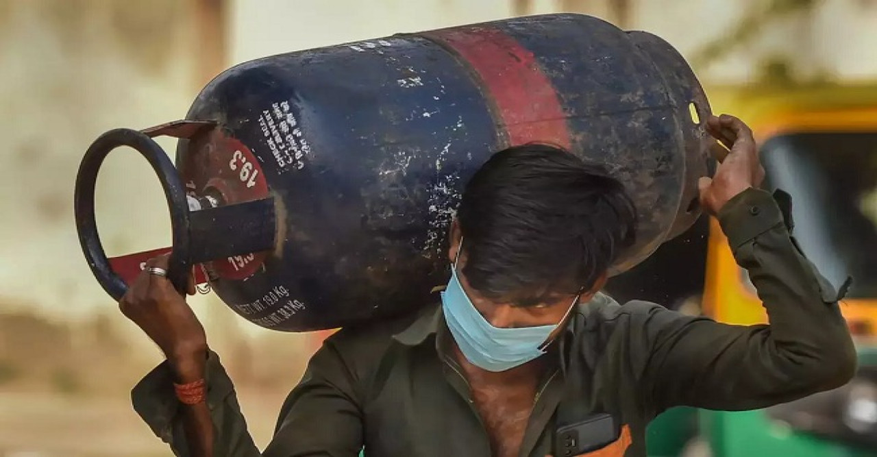 ফের বাড়ল বাণিজ্যিক গ্যাসের দাম, কলকাতায় সিলিন্ডার পিছু ৩৮ টাকা