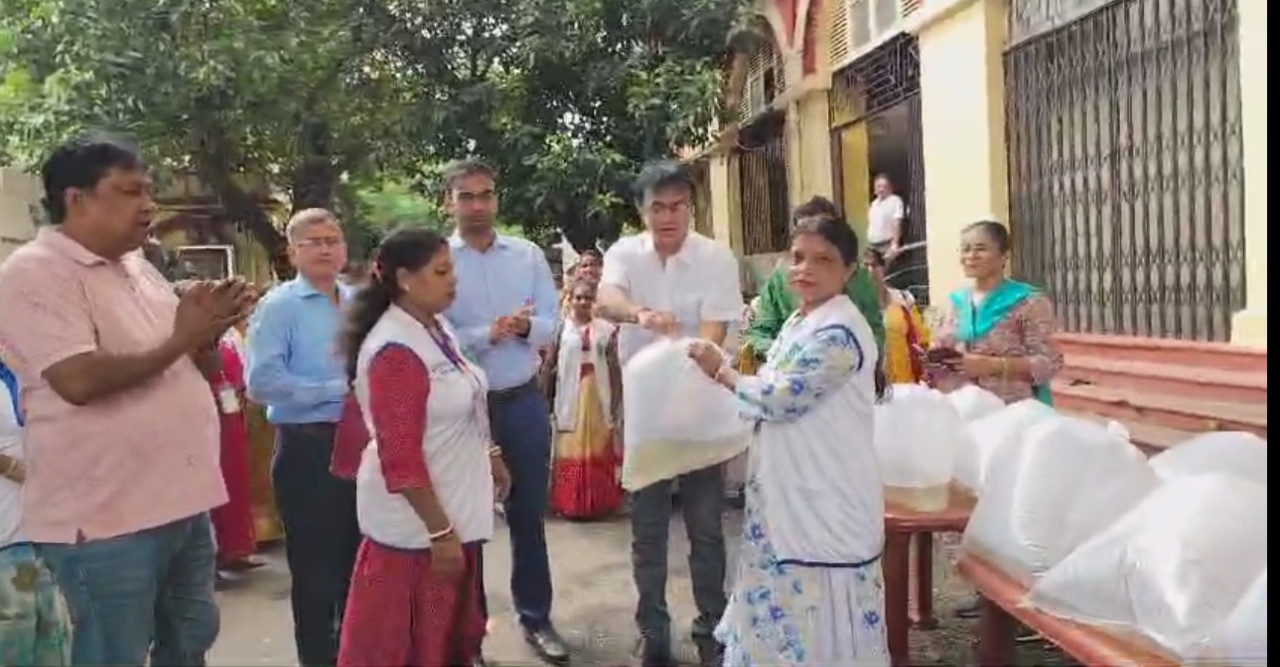 ডেঙ্গু রুখতে হাওড়া পুরসভা এলাকায় ড্রেনে ছাড়া হবে গাপ্পি মাছ