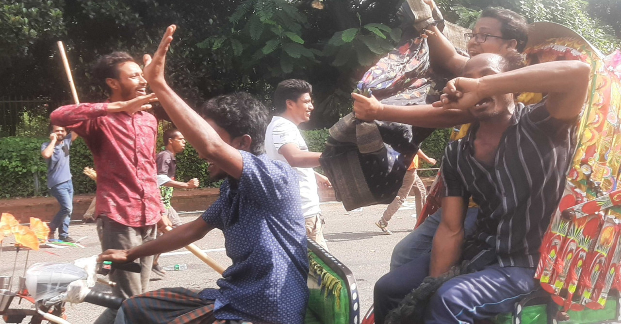 বাংলাদেশের প্রধানমন্ত্রীর বাসভবন ‘গণভবন’ দখল নিল ছাত্র-জনতা