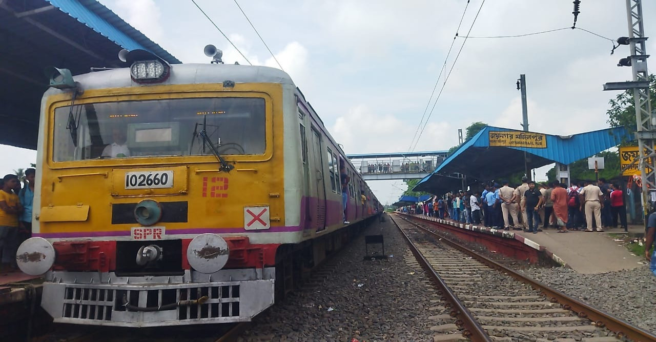 বিজেপির ডাকা বনধে দ: ২৪ পরগনায়  অশান্তি, বন্ধ ট্রেন চলাচল...ভোগান্তির শিকার সাধারণ মানুষ