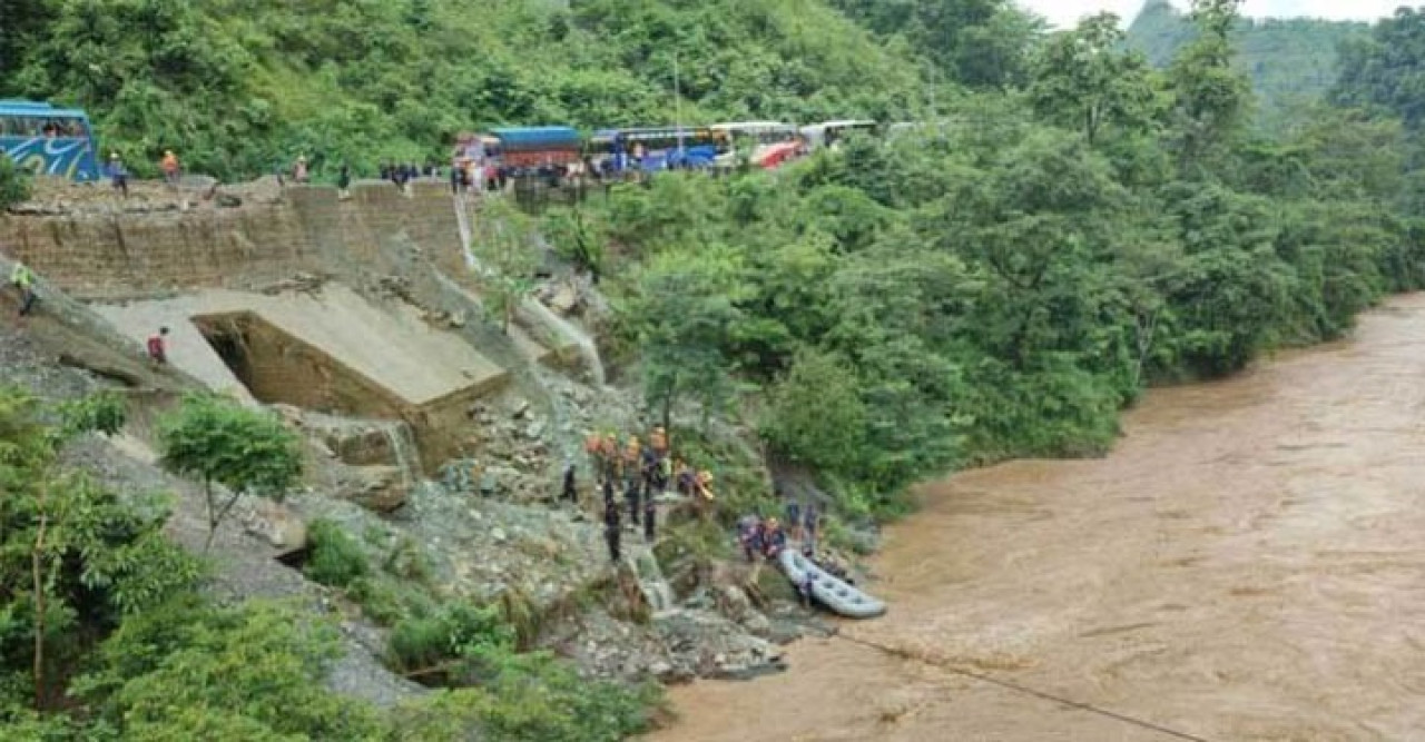 নেপালের রাস্তায় ভয়াবহ ভূমিধস, নিখোঁজ ৬৩