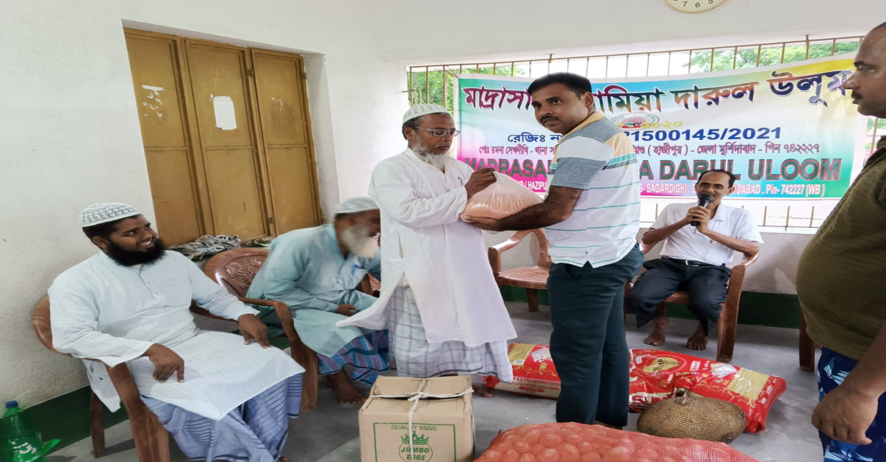 মাদ্রাসার পড়ুয়াদের এক মাসের খাবার দিলো সাগরদিঘীর পুলিশ