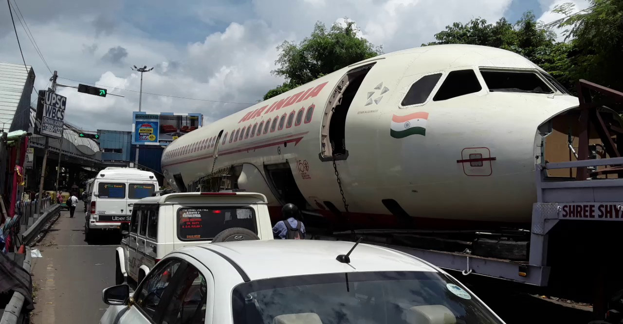 আকাশে নয় আস্ত বিমান দাঁড়িয়ে রয়েছে রাস্তায়