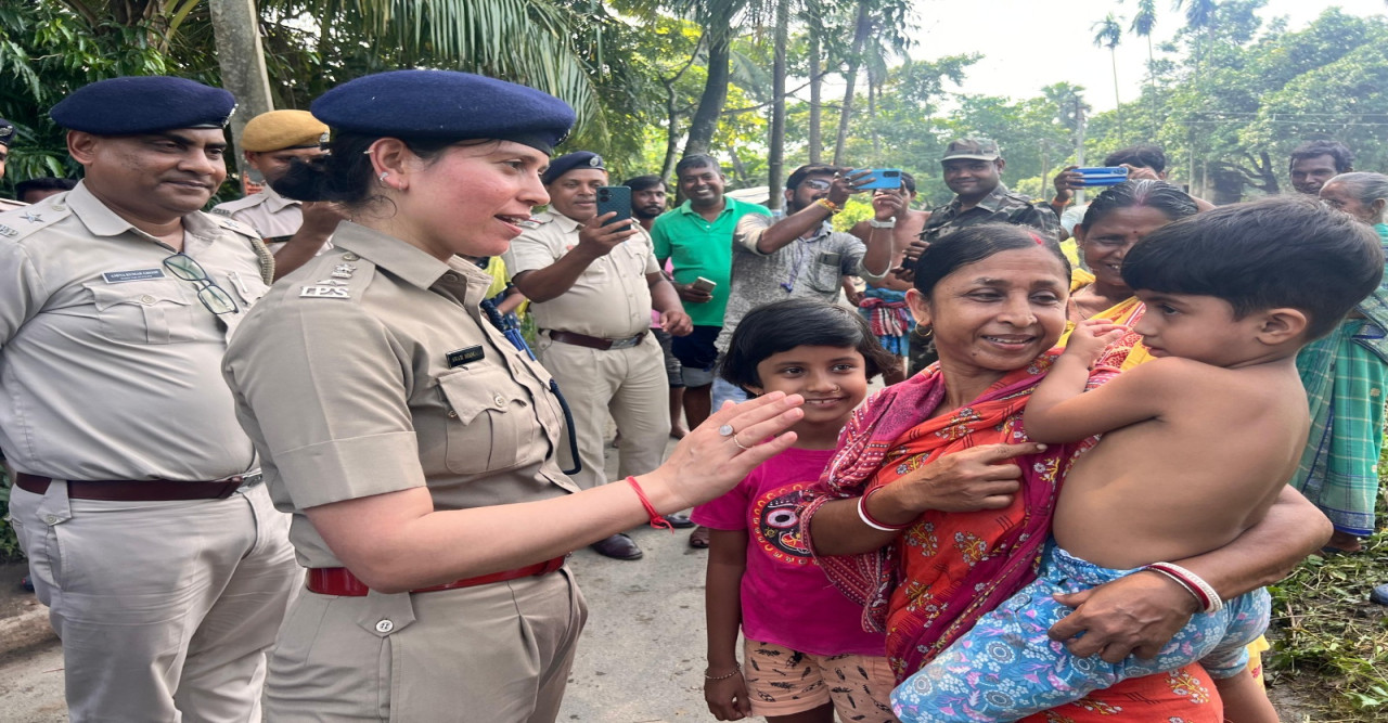 বন্যায় হাওড়া গ্রামীণে পুলিশের উদ্যোগেও বিলি করা হচ্ছে ত্রাণ