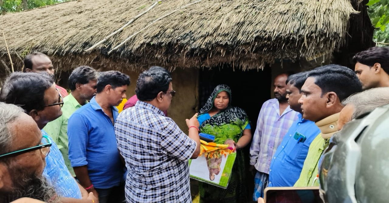 অতিবৃষ্টি  ও  বন্যায় বিপর্যস্ত বীরভূম ,  দুর্গতদের পাশে বিধায়ক ও স্থানীয় তৃণমূল নেতৃত্ব