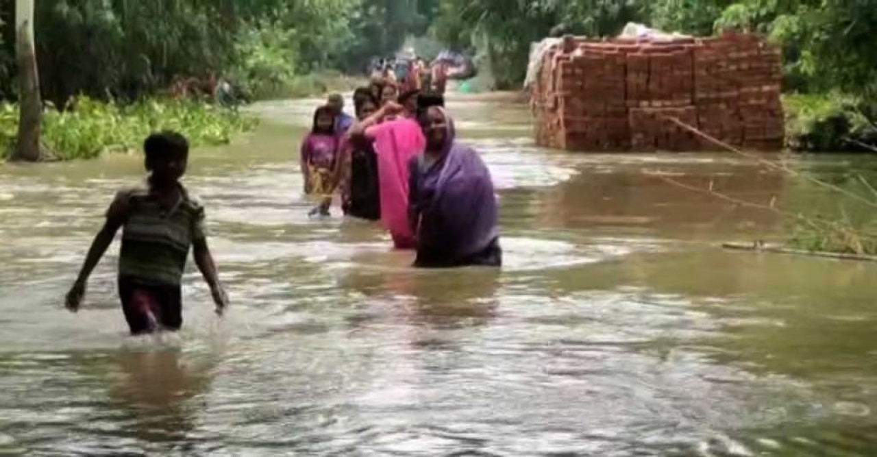 এবার বন্যা দুর্গতদের পাশে শুকনো খাবার নিয়ে পৌঁছে গেলেন জুনিয়র চিকিৎসকরা, খোলা হবে অভয়া ক্লিনিক