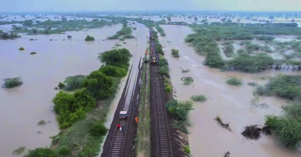 রাজস্থানে প্রবল বৃষ্টিতে দুর্ঘটনায় ২০ জনের মৃত্যু, জরুরি বৈঠকে মুখ্যমন্ত্রী