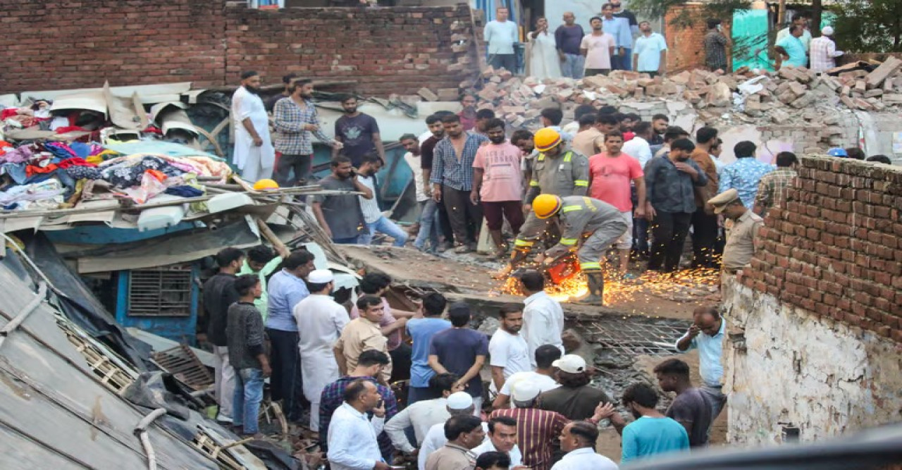 উত্তরপ্রদেশে  হুড়মুড়িয়ে ভেঙে পড়ল তিন তলা বাড়ি, মৃত কমপক্ষে ১০