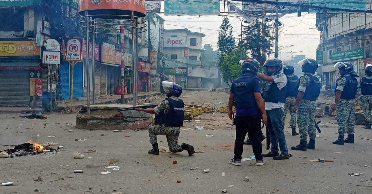 আন্দোলনকারীদের সঙ্গে পুলিশের সংঘর্ষ, গুলিবিদ্ধ হয়ে নিহত ২, আহত ১২