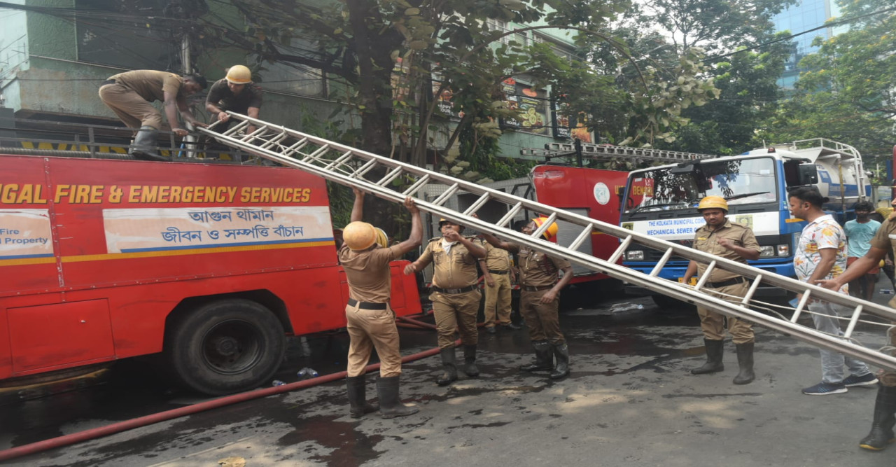 ক্যামাক স্ট্রিটের বন্ধ ক্যাফেতে আগুন, ঘটনাস্থলে দমকল, বিপর্যয় মোকাবিলা বাহিনী