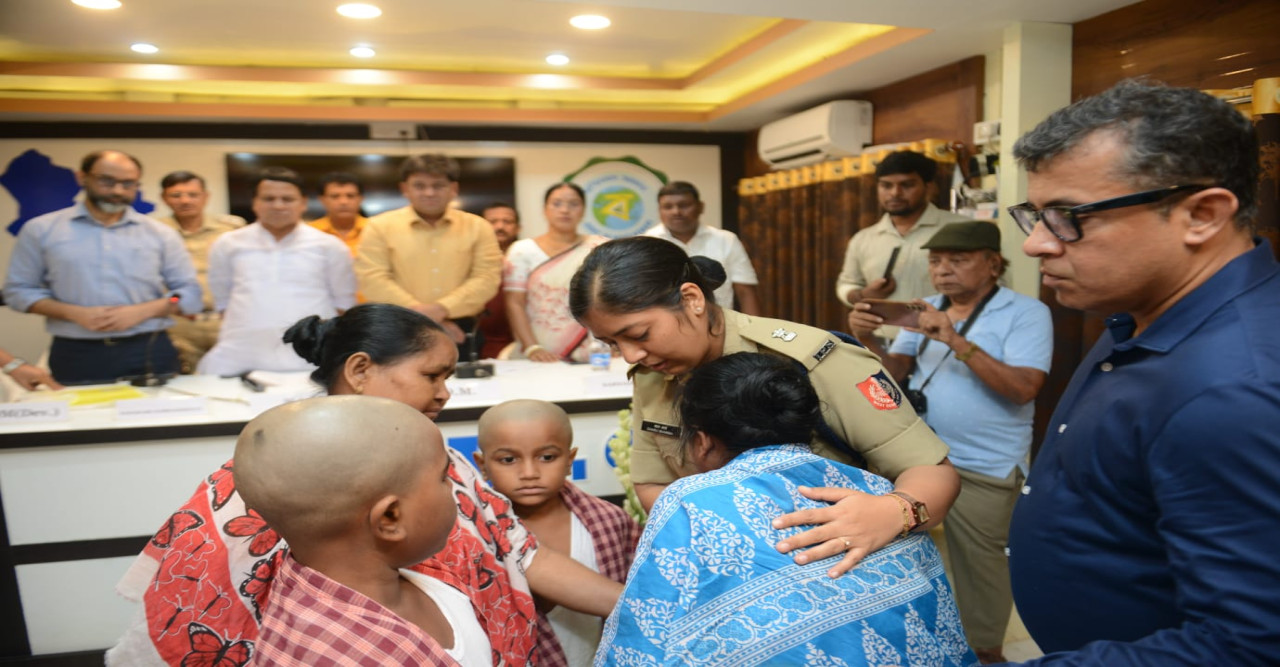 জেলা প্রশাসনের উদ্যোগে মৃত মৎস্যজীবী পরিবারদের হাতে দু লক্ষ টাকার চেক তুলে দেওয়া হল