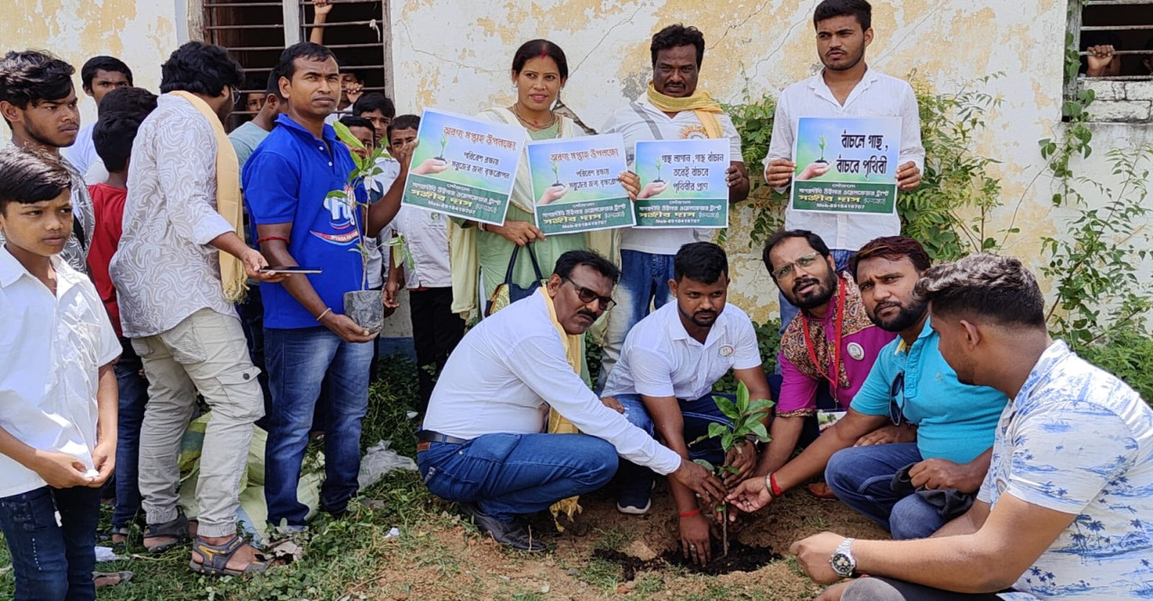 স্কুল পড়ুয়াদের নিয়ে অরণ্য সপ্তাহ পালন সাগরদিঘীতে