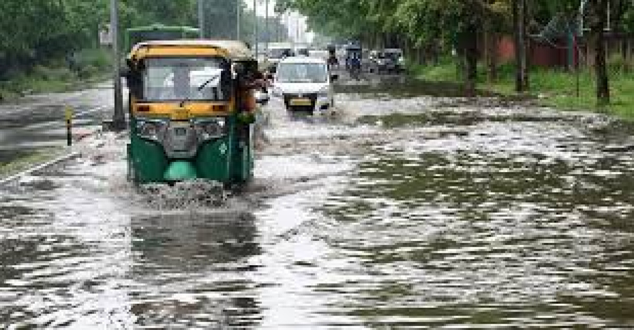 প্রবল বৃষ্টিতে বিপর্যস্ত গুজরাত, দেওয়াল ধসে দুই নাতনি সহ মৃত বৃদ্ধা