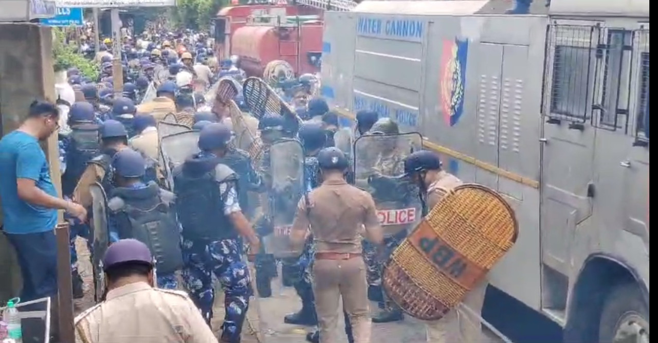 হাওড়ার ফোরশোর রোডে আন্দোলনকারীদের সামলাতে হিমশিম খাচ্ছে পুলিশ