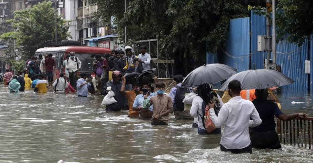 ভারী বৃষ্টিতে বিপর্যস্ত মুম্বাই, রেড অ্যালার্ট ঘোষণা আবহাওয়া দফতরের