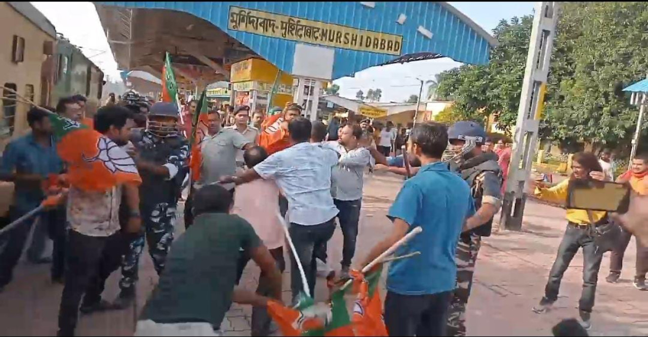 বিজেপির বনধ ঘিরে মুর্শিদাবাদ স্টেশনে ভাগীরথী এক্সপ্রেস আটকে বিক্ষোভ, রেল যাত্রীকে বেধড়ক মারধর