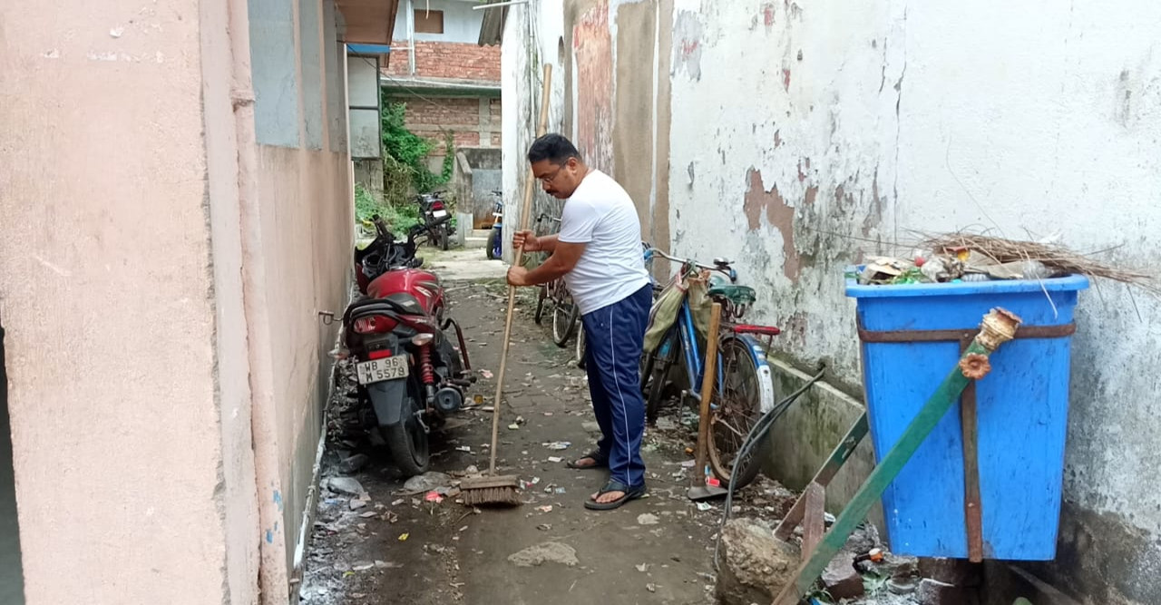 জয়নগর থানা চত্বরকে জঞ্জালমুক্ত করতে ঝাঁটা হাতে আই সি পার্থ সারথি পাল