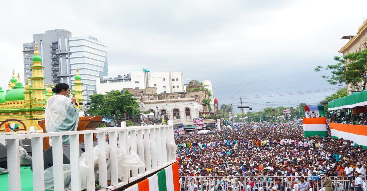 অন্যায় করলে আমি তৃণমূলকেও ছাড়ি না-শহীদ মঞ্চ থেকে হুঁশিয়ারি মমতার