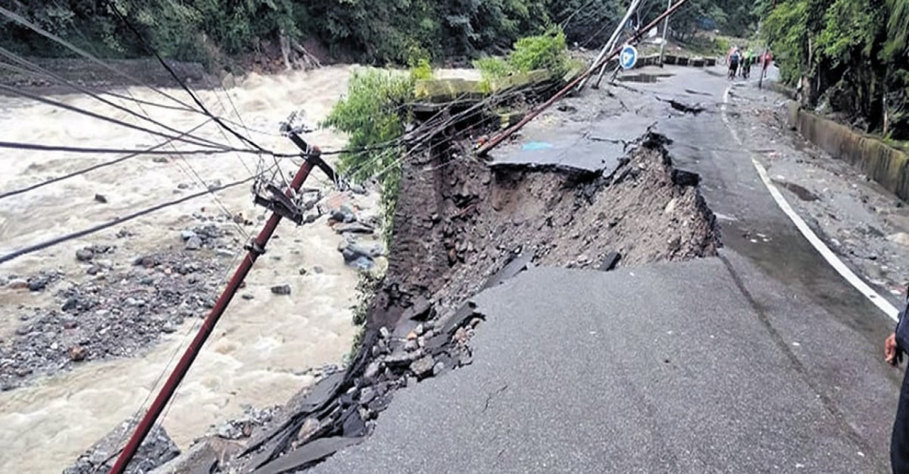 উত্তরাখণ্ডে ভারী বৃষ্টিপাতের জেরে লাগাতার ভূমিধস, ক্ষতিগ্রস্থ বাড়ি-বন্ধ ২১টি সড়ক