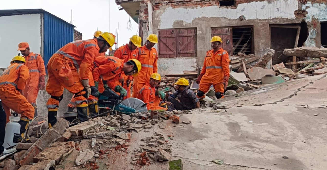 ঝাড়খণ্ডে ভেঙে পড়ল দোতলা বাড়ি, উদ্ধার অভিযানে NDRF