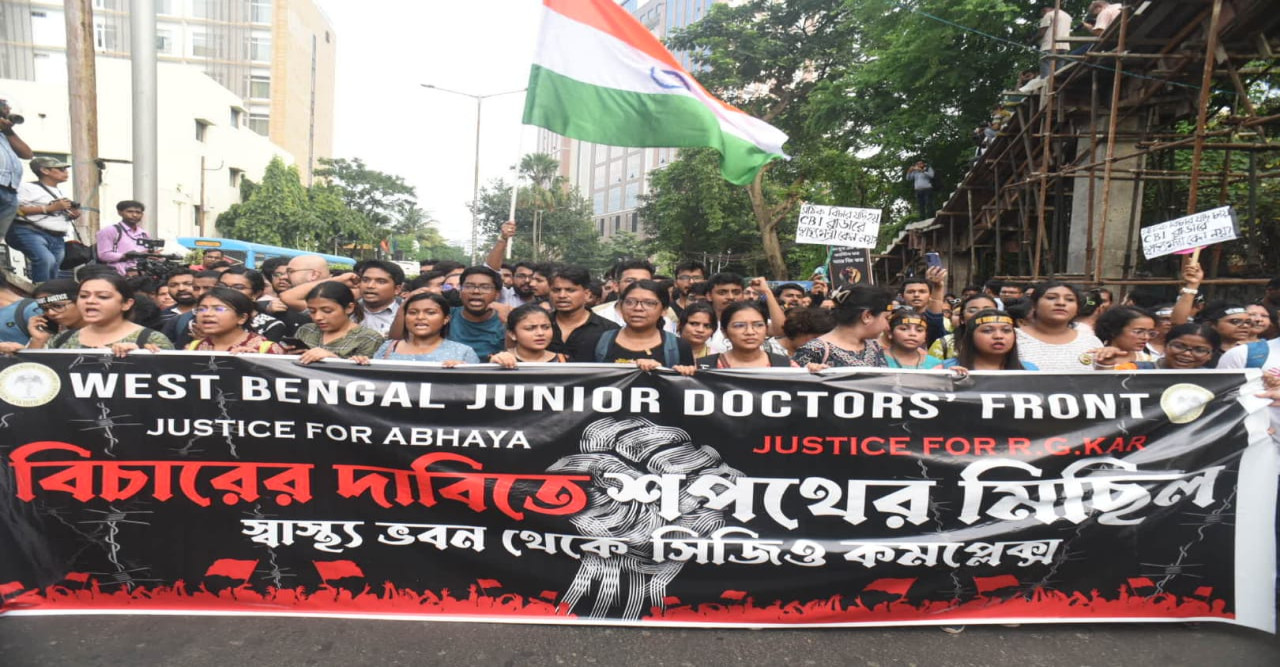 'We Want Justice' দাবিতে সিজিও কমপ্লেক্স অভিযান, সরকার সুনির্দিষ্ট পদক্ষেপ না নিলে-ফের কর্মবিরতির হুঁশিয়ারি জুনিয়র চিকিৎসকদের