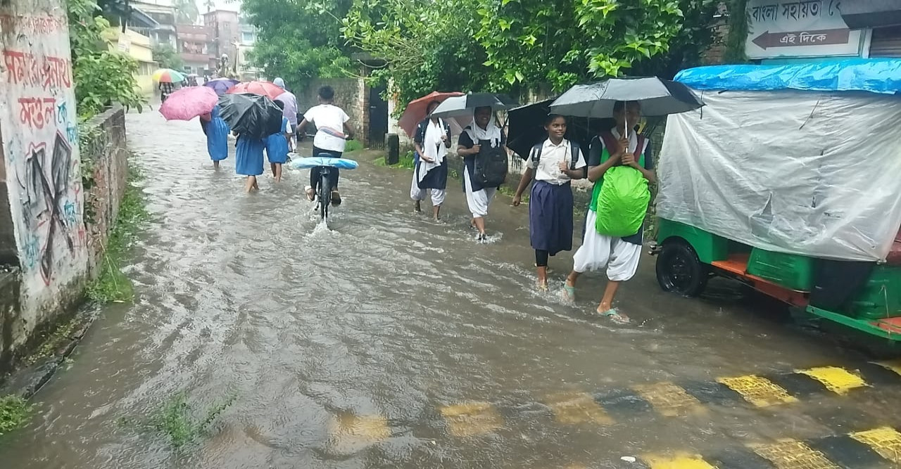 কয়েক ঘন্টার বৃষ্টিতে জল মগ্ন জয়নগর মজিলপুর পুরসভার কয়েকটি ওয়ার্ড