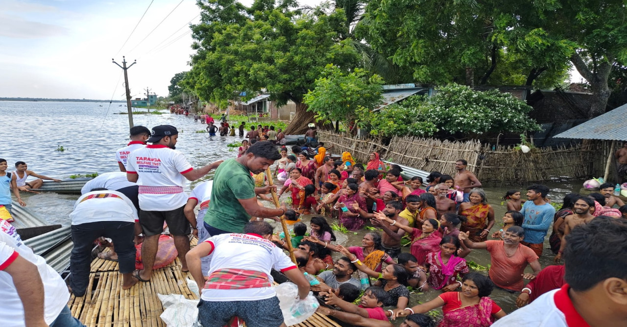 মালদায় বন্যাদুর্গতদের পাশে সাগরদিঘীর এক স্বেচ্ছাসেবী সংস্থা