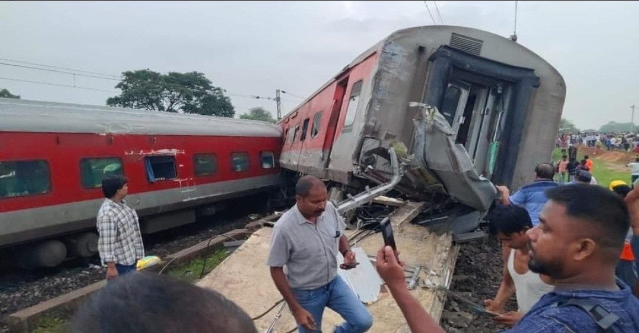 ভয়ঙ্কর রেল দুর্ঘটনা, নিহত ২ আহত বহু, বাতিল বেশ কয়েকটি ট্রেন