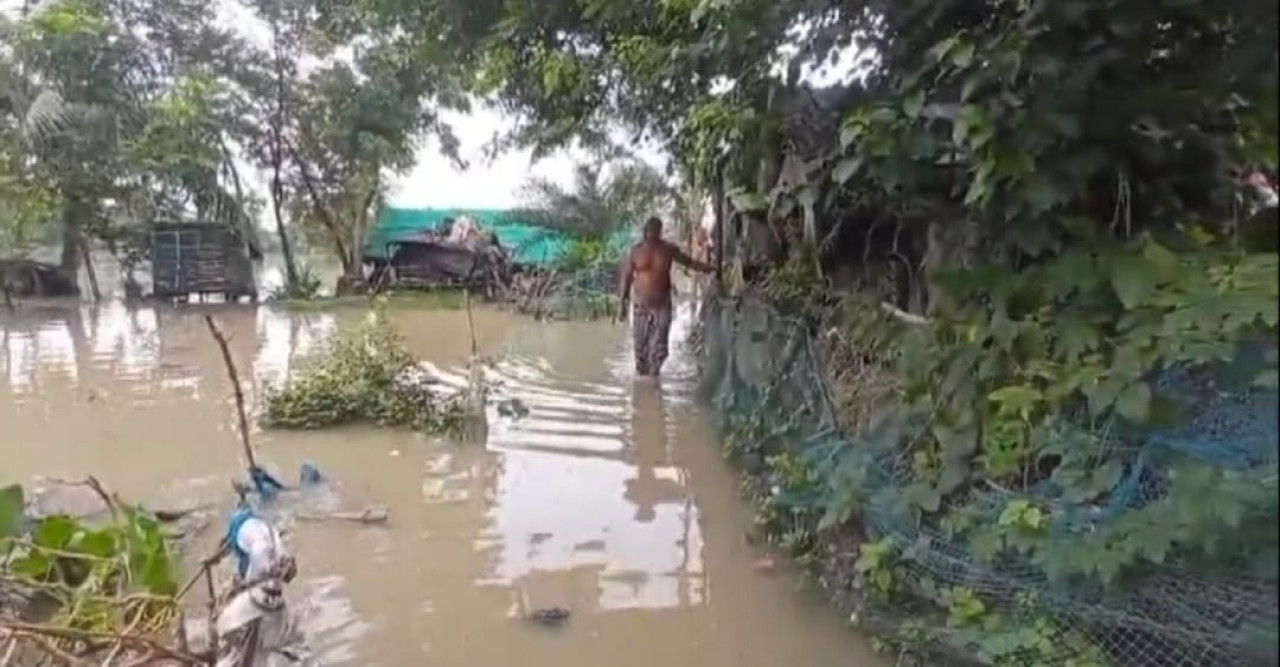 নিম্নচাপ-পূর্ণিমার ভরা কোটালের জোড়া ফলায় নদী বাঁধ ভেঙে প্লাবিত একাধিক গ্রাম, আতঙ্কিত এলাকাবাসী