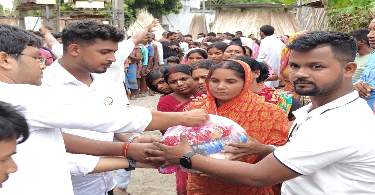 মালদার বন্যাদূর্গত মানুষদের ঔষধ-খাদ্যসমগ্রী বিলি