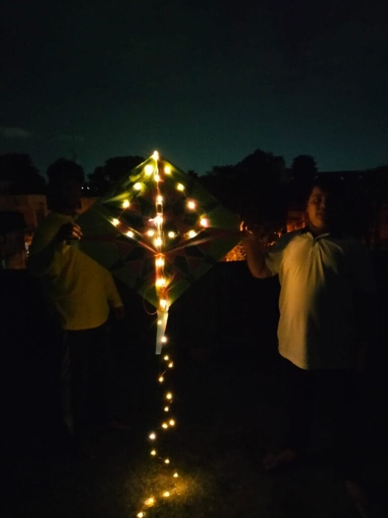 এই প্রথম কলকাতার রাতের আকাশে উড়ল আলোকিত ঘুড়ি