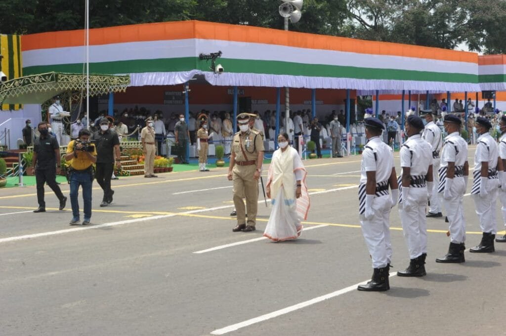 কোভিড প্রোটোকল মেনে রেডরোডে জাতীয় পতাকা উত্তোলন করলেন মুখ্যমন্ত্রী মমতা বন্দ্যোপাধ্যায় 5 কোভিড প্রোটোকল মেনে রেডরোডে জাতীয় পতাকা উত্তোলন করলেন মুখ্যমন্ত্রী মমতা বন্দ্যোপাধ্যায়