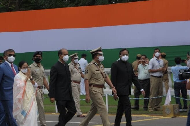 কোভিড প্রোটোকল মেনে রেডরোডে জাতীয় পতাকা উত্তোলন করলেন মুখ্যমন্ত্রী মমতা বন্দ্যোপাধ্যায় 1 কোভিড প্রোটোকল মেনে রেডরোডে জাতীয় পতাকা উত্তোলন করলেন মুখ্যমন্ত্রী মমতা বন্দ্যোপাধ্যায়