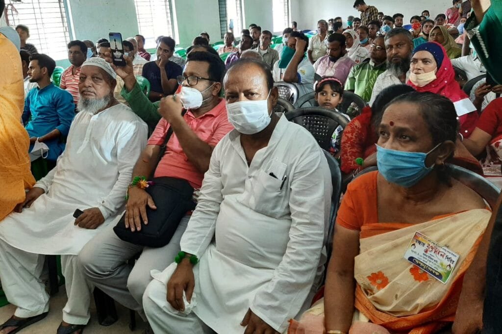 তৃণমূল কংগ্রেস সংখ্যালঘু সেলের উদ্যোগে বসিরহাটে রক্তের বন্ধনে পালিত রাখী বন্ধন উৎসব 2 তৃণমূল কংগ্রেস সংখ্যালঘু সেলের উদ্যোগে বসিরহাটে রক্তের বন্ধনে পালিত রাখী বন্ধন উৎসব