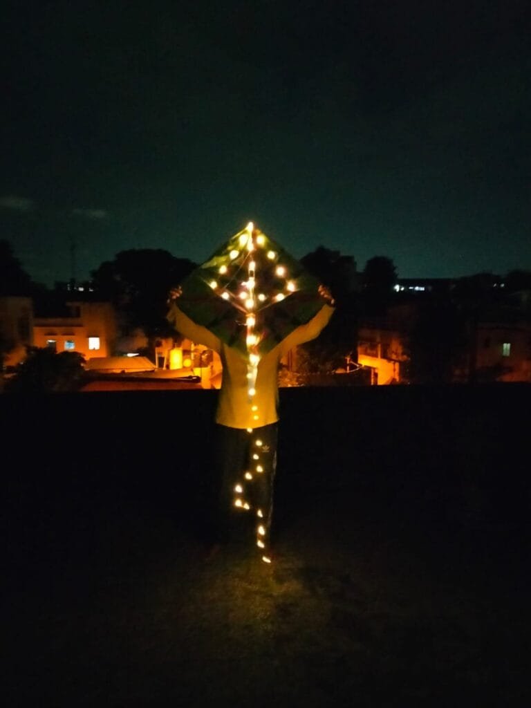 এই প্রথম কলকাতার রাতের আকাশে উড়ল আলোকিত ঘুড়ি