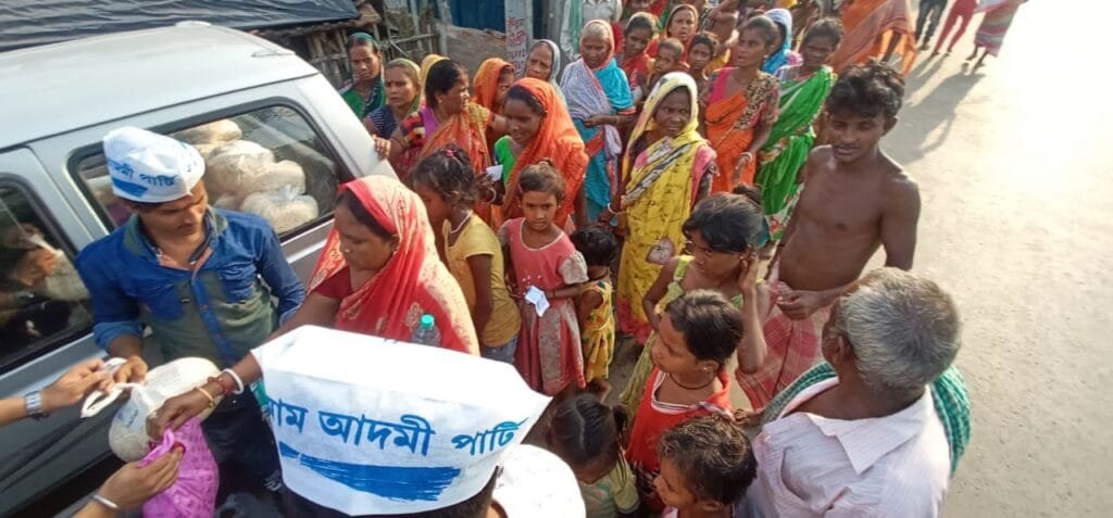 বন্যা দূর্গতদের পাশে আম আদমি পার্টি
