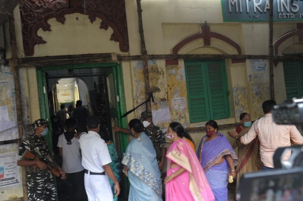 ভবানীপুরের উপনির্বাচনের কিছু ছবি… 6 ভবানীপুরের উপনির্বাচনের কিছু ছবি…