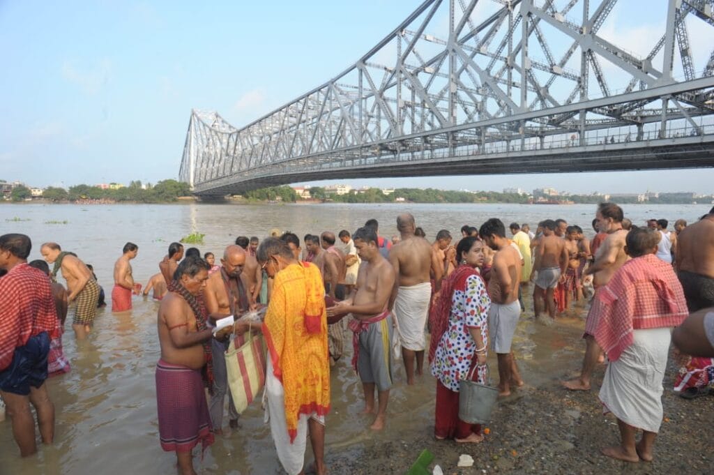 করোনা বিধিনিষেধকে বুড়ো আঙুল দেখিয়ে ঘাটে ঘাটে চলছে তর্পণ, বাবুঘাট থেকে আহিরীটোলা সর্বত্র এক চিত্র 3 করোনা বিধিনিষেধকে বুড়ো আঙুল দেখিয়ে ঘাটে ঘাটে চলছে তর্পণ, বাবুঘাট থেকে আহিরীটোলা সর্বত্র এক চিত্র