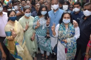 পুরভোটে প্রার্থী হিসেবে মনোনয়ন জমা দিলেন ফিরহাদ হাকিম 1 পুরভোটে প্রার্থী হিসেবে মনোনয়ন জমা দিলেন ফিরহাদ হাকিম