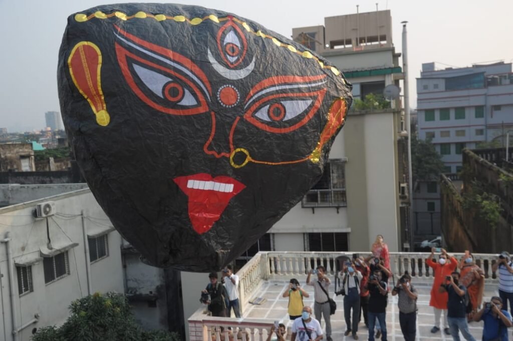 কালীপুজোয় ফানুশের মেলা কলকাতার আকাশে... কিছু ছবি 1 কালীপুজোয় ফানুশের মেলা কলকাতার আকাশে... কিছু ছবি