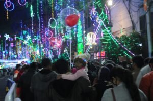 আলোর রোশনাইয়ে উজ্জ্বল পার্ক স্ট্রিট, শুধুই মানুষের ঢল, উধাও করোনাবিধি