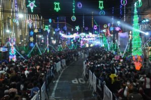 আলোর রোশনাইয়ে উজ্জ্বল পার্ক স্ট্রিট, শুধুই মানুষের ঢল, উধাও করোনাবিধি