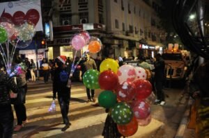 আলোর রোশনাইয়ে উজ্জ্বল পার্ক স্ট্রিট, শুধুই মানুষের ঢল, উধাও করোনাবিধি